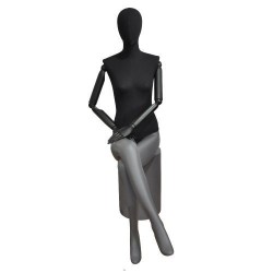 Maniquí de mujer sentada color gris mate y tela negra con brazos articulables