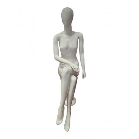 040694-maniqui-de-mujer-sentada-sin-facciones-blanco-brillo-decoratedi